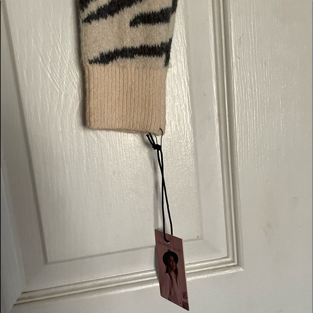 sweater - Picture 3 of 4